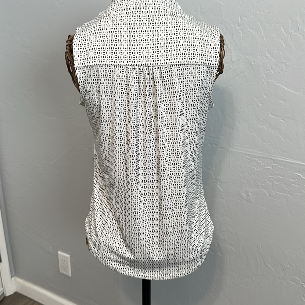 Banana Republic White and Black Patterned Sleeveless Top with front tie. Size M - Picture 5 of 5